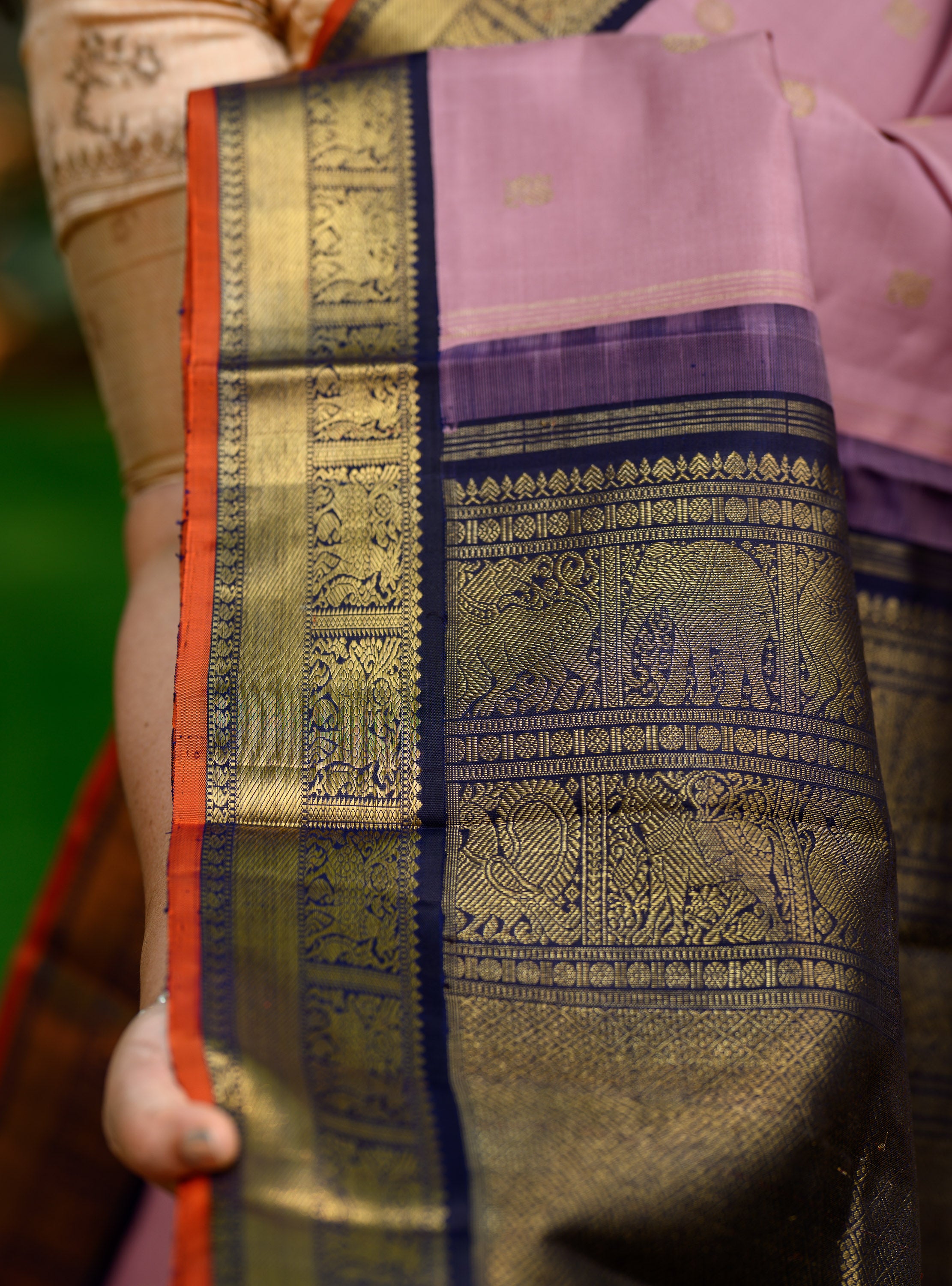 Soft mauve Korvai Kanjivaram with a mid night blue border
