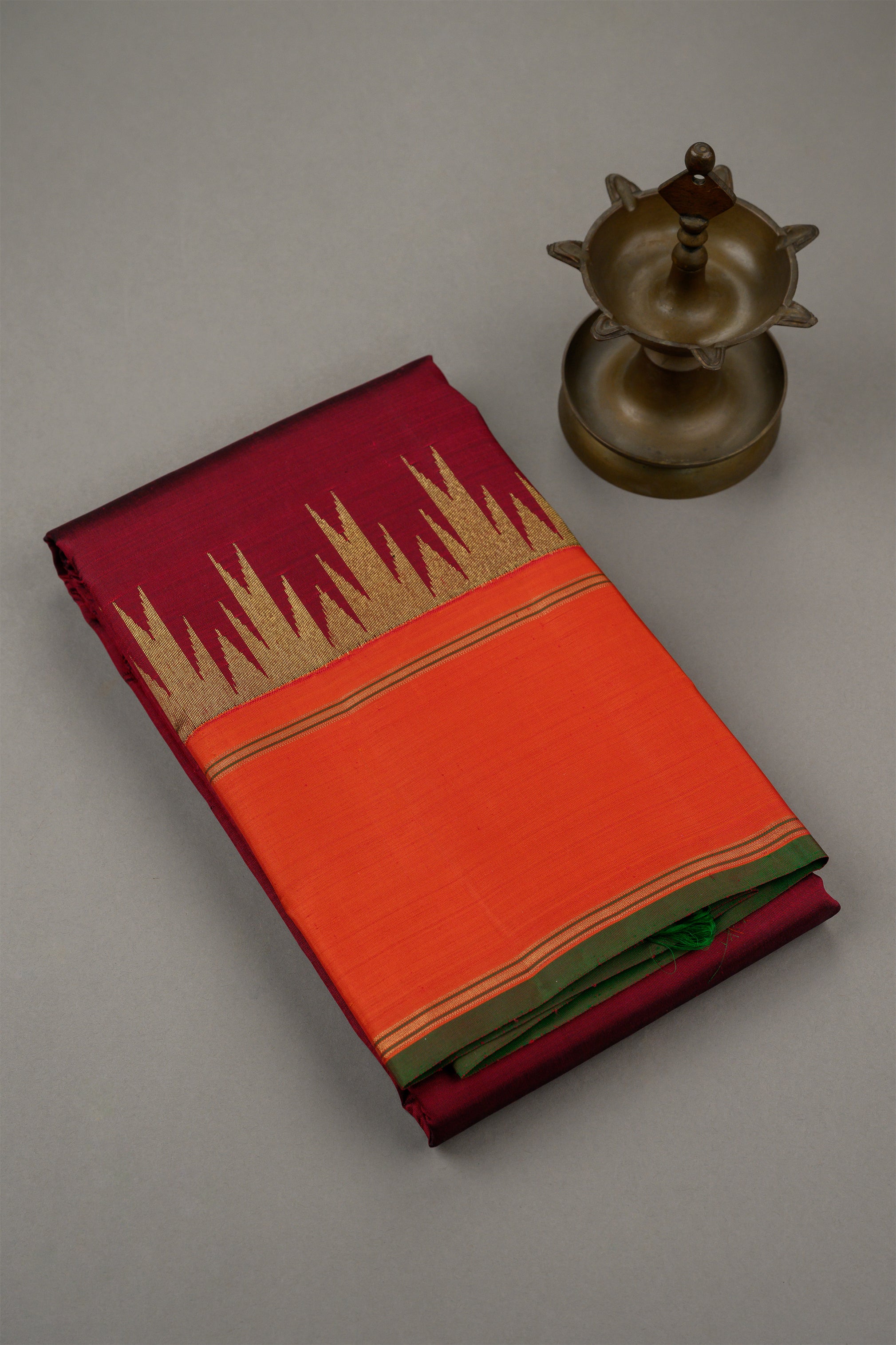 Ettu kol Korvai Kanjivaram with Pakku color (reddish brown) and Orange Border
