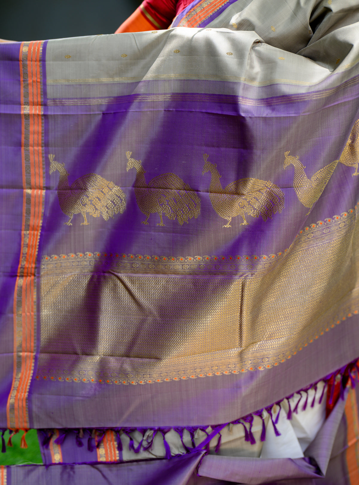 A beautiful pure silk, pure zari Kanchivaram in a lovely grey body with a beautiful dual-tone lilac border.