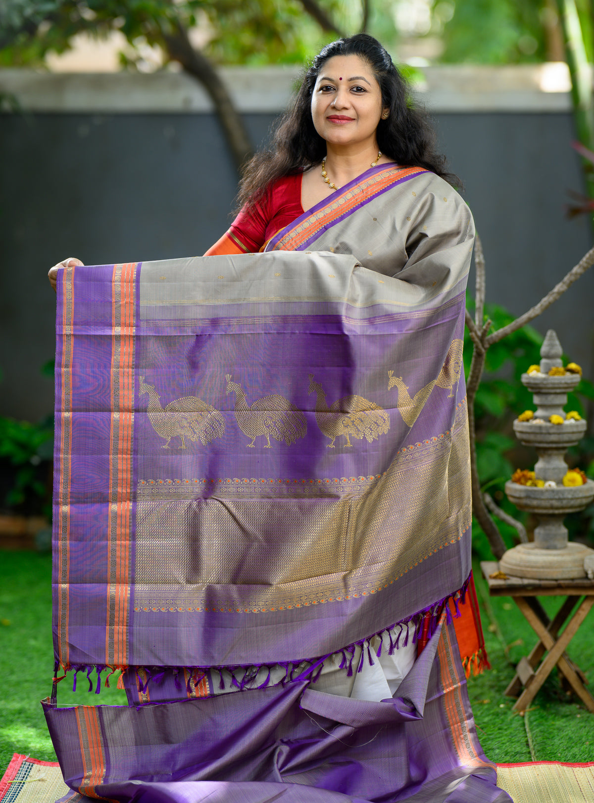 A beautiful pure silk, pure zari Kanchivaram in a lovely grey body with a beautiful dual-tone lilac border.