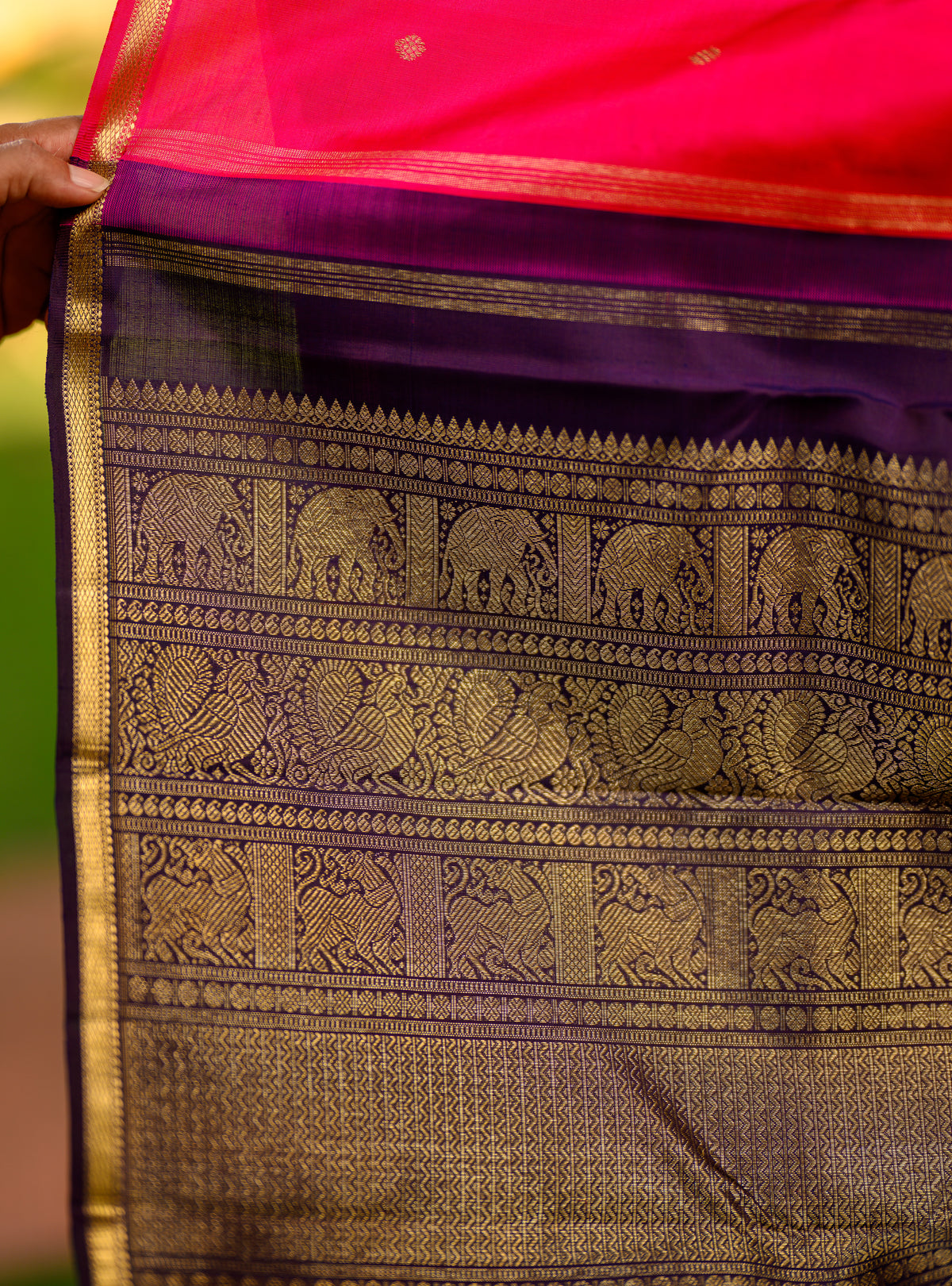 Beautiful pure silk, pure zari Beetu Butta Kanchivaram, in a gorgeous ruby pink with a contrasting midnight blue pallu