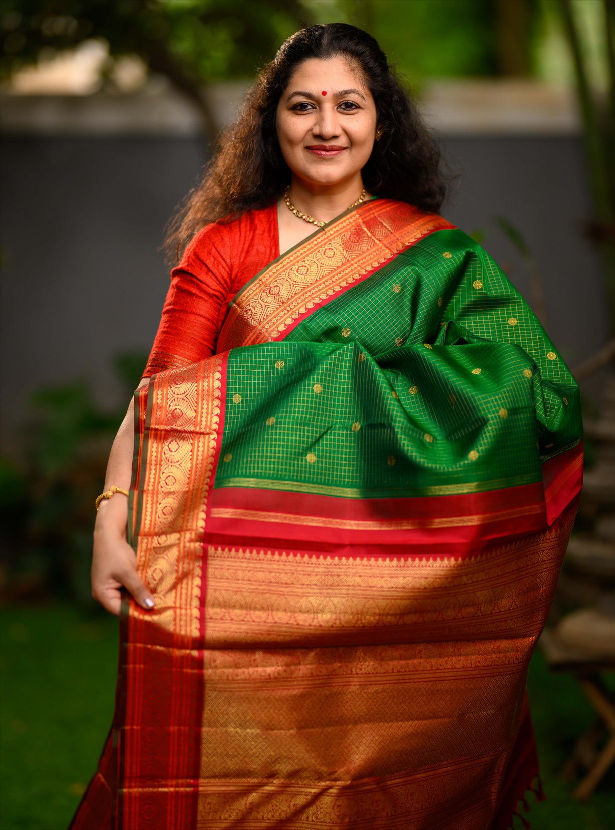 Zari kattam korvai Kanjivaram in Emerald green and Kalyana arakku.