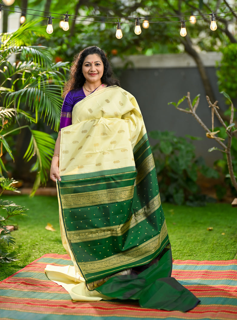 Authentic Borderless Kanchivaram
Gandaberunda, Paisley, Kili & Mayil Heritage Motifs
