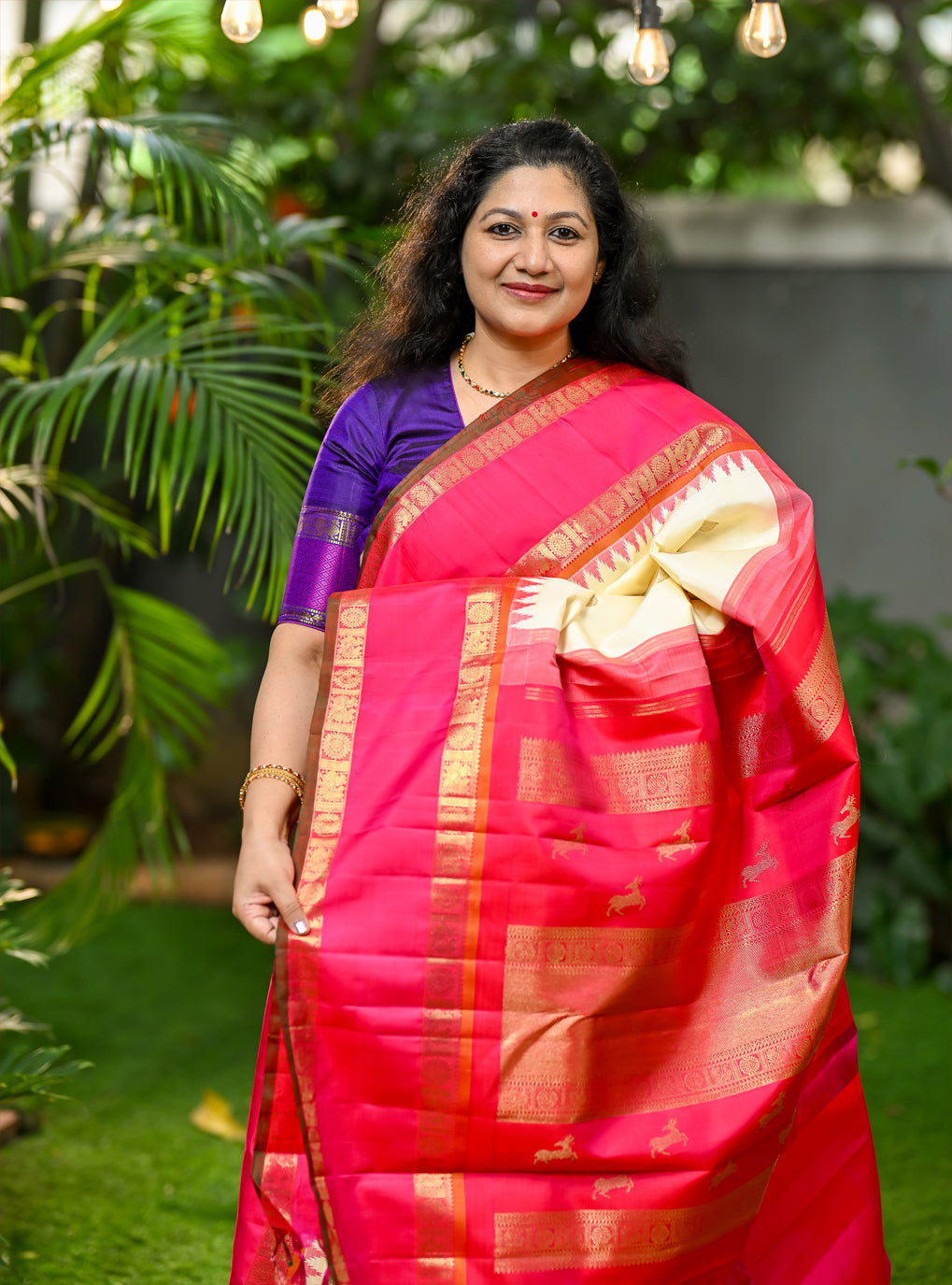 Handwoven Korvai Kanchivaram
Heritage Mayil, Chakram & Man (Deer) Motifs
Grand Rich Pure Zari Pallu