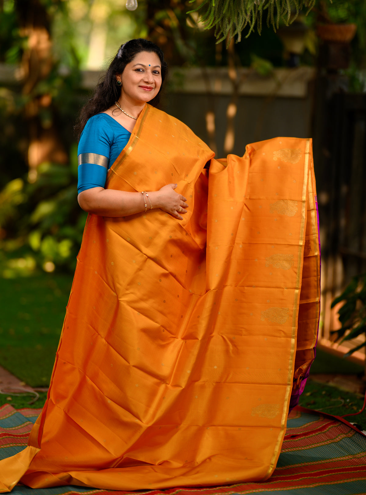 This is a gorgeous pure silk, pure zari Beetu Butta Kanchivaram in a rich mustard shade paired with a beautiful violet pallu.