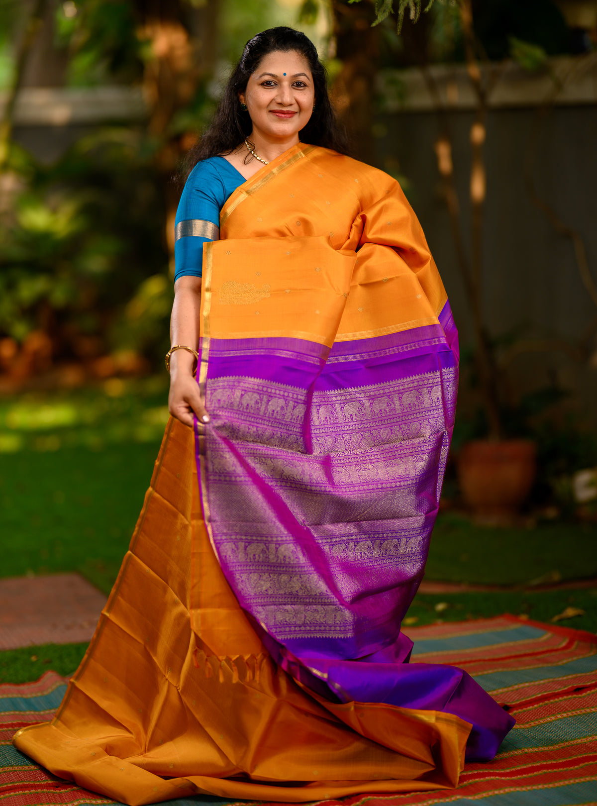 This is a gorgeous pure silk, pure zari Beetu Butta Kanchivaram in a rich mustard shade paired with a beautiful violet pallu.