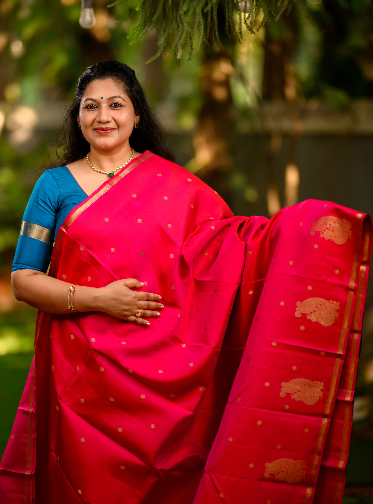 Beautiful pure silk, pure zari Beetu Butta Kanchivaram, in a gorgeous ruby pink with a contrasting midnight blue pallu