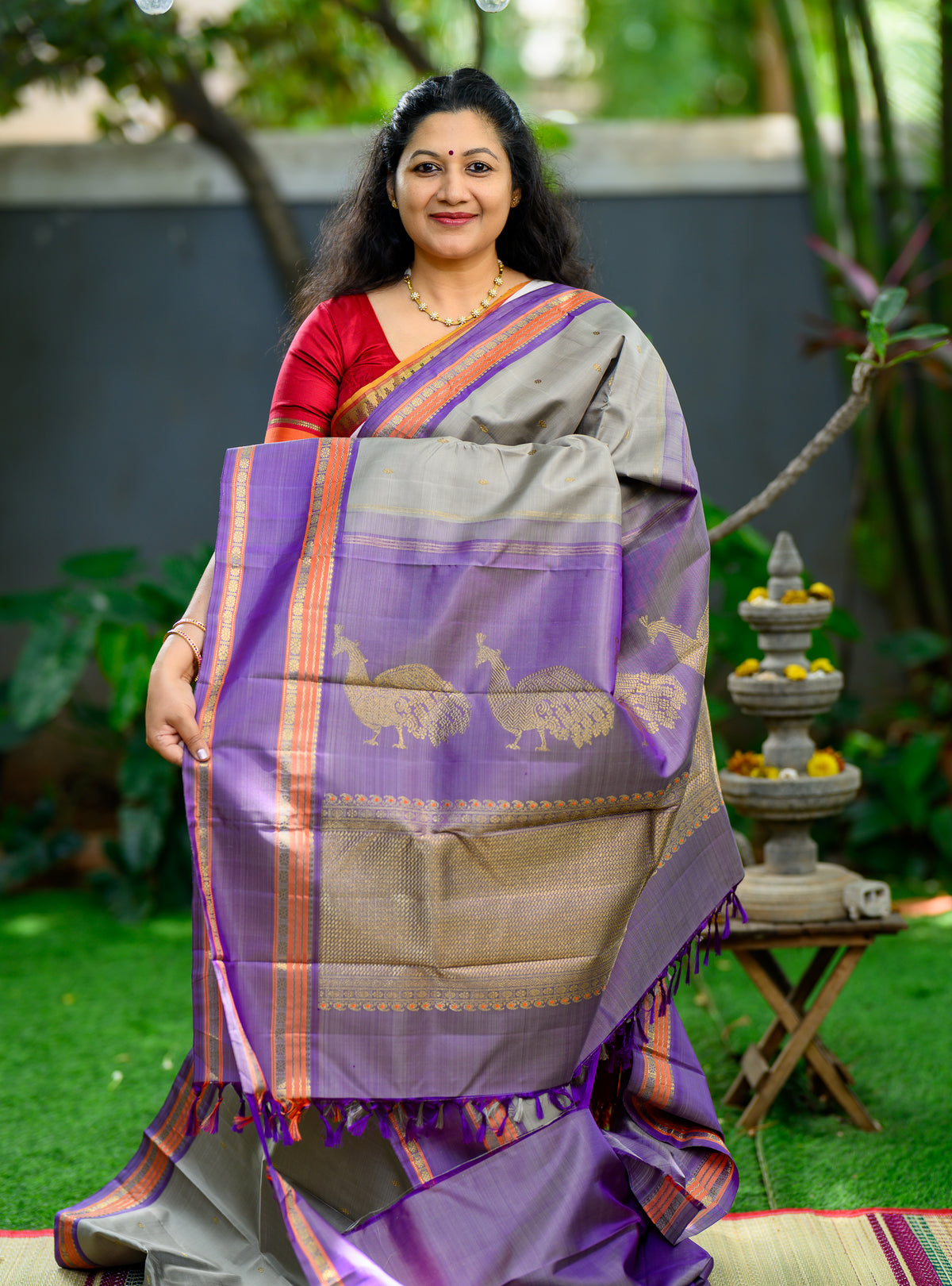 A beautiful pure silk, pure zari Kanchivaram in a lovely grey body with a beautiful dual-tone lilac border.