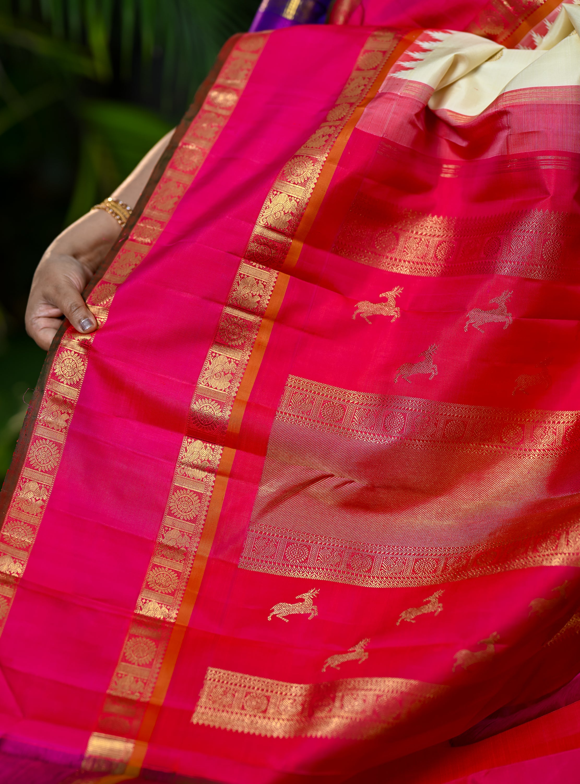 Handwoven Korvai Kanchivaram
Heritage Mayil, Chakram & Man (Deer) Motifs
Grand Rich Pure Zari Pallu