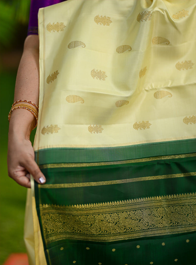 Authentic Borderless Kanchivaram
Gandaberunda, Paisley, Kili & Mayil Heritage Motifs