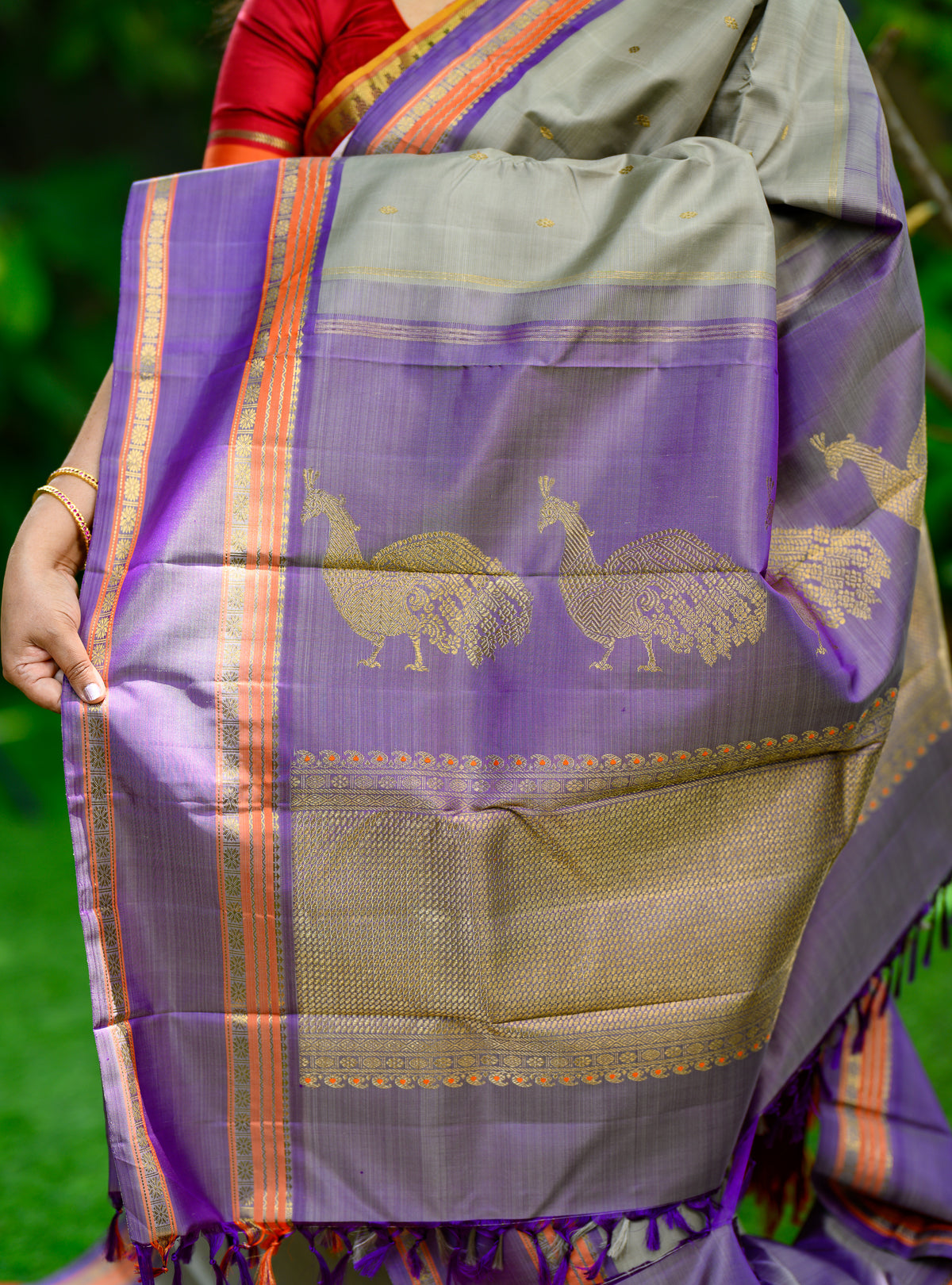A beautiful pure silk, pure zari Kanchivaram in a lovely grey body with a beautiful dual-tone lilac border.