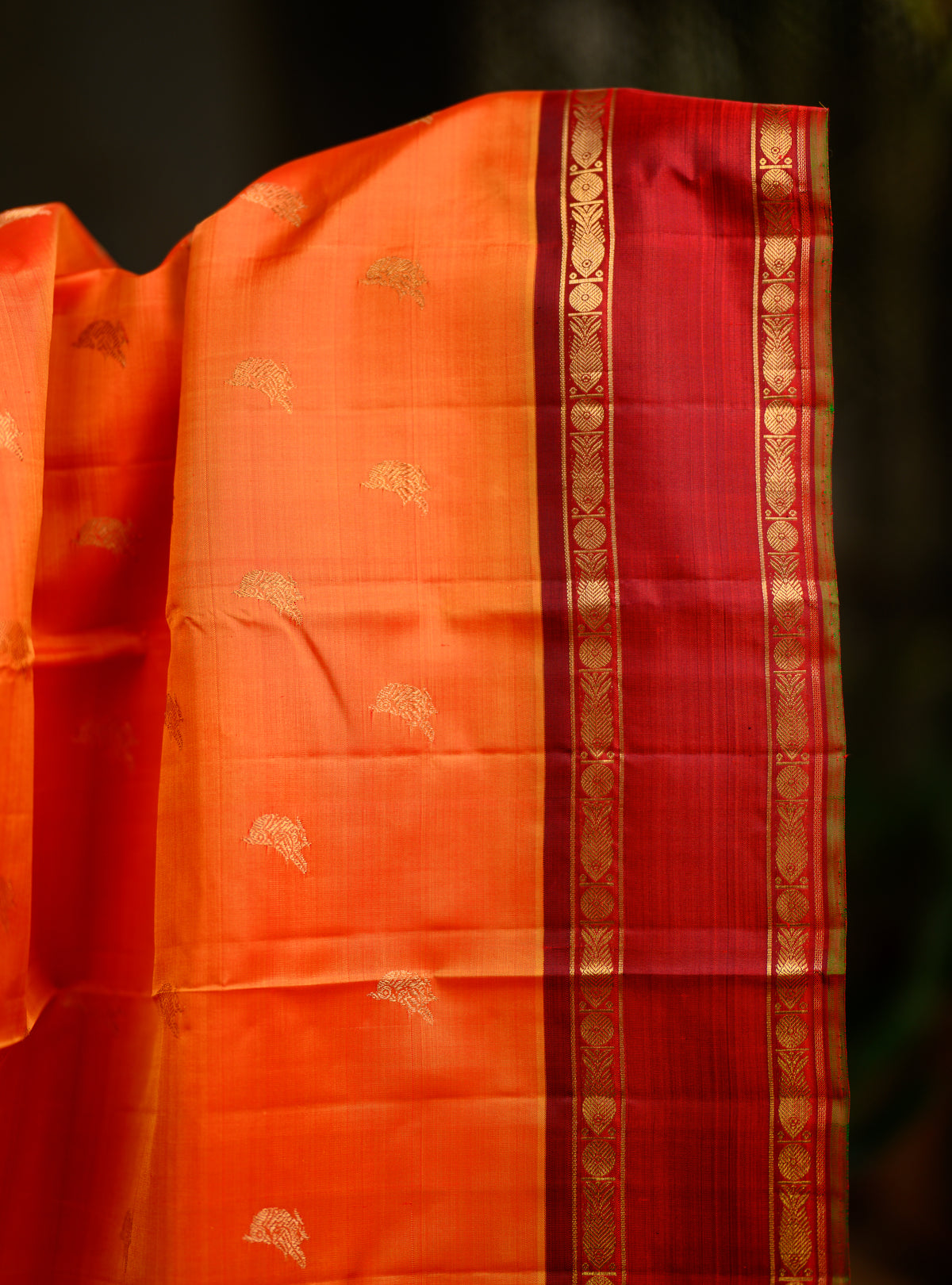 Semi Contrast Kanjivaram in Radiant Orange body with contrasting ennai arakku border