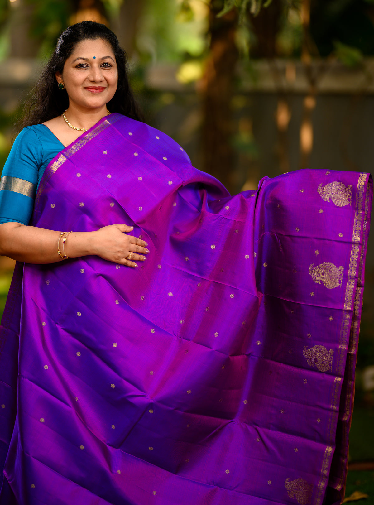 A beautiful pure silk, pure zari self Kanchivaram in a rich purple body with a soft pastel pink pallu.