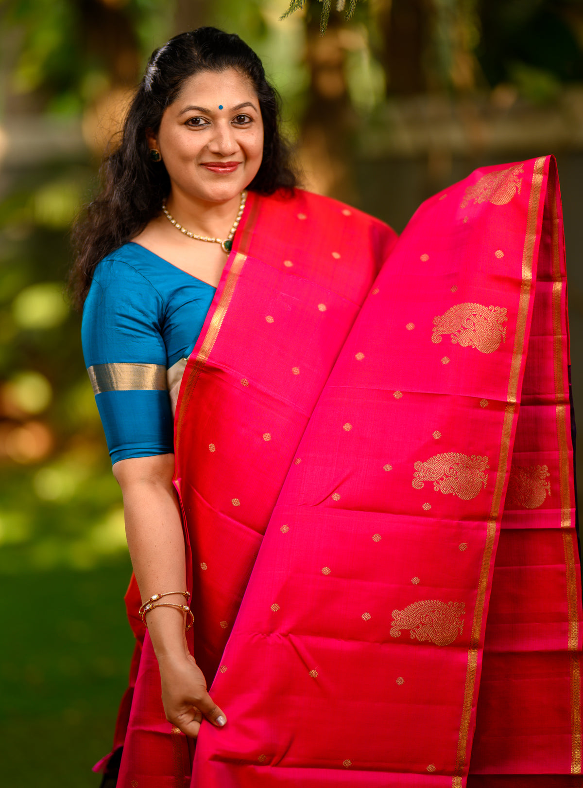 Beautiful pure silk, pure zari Beetu Butta Kanchivaram, in a gorgeous ruby pink with a contrasting midnight blue pallu