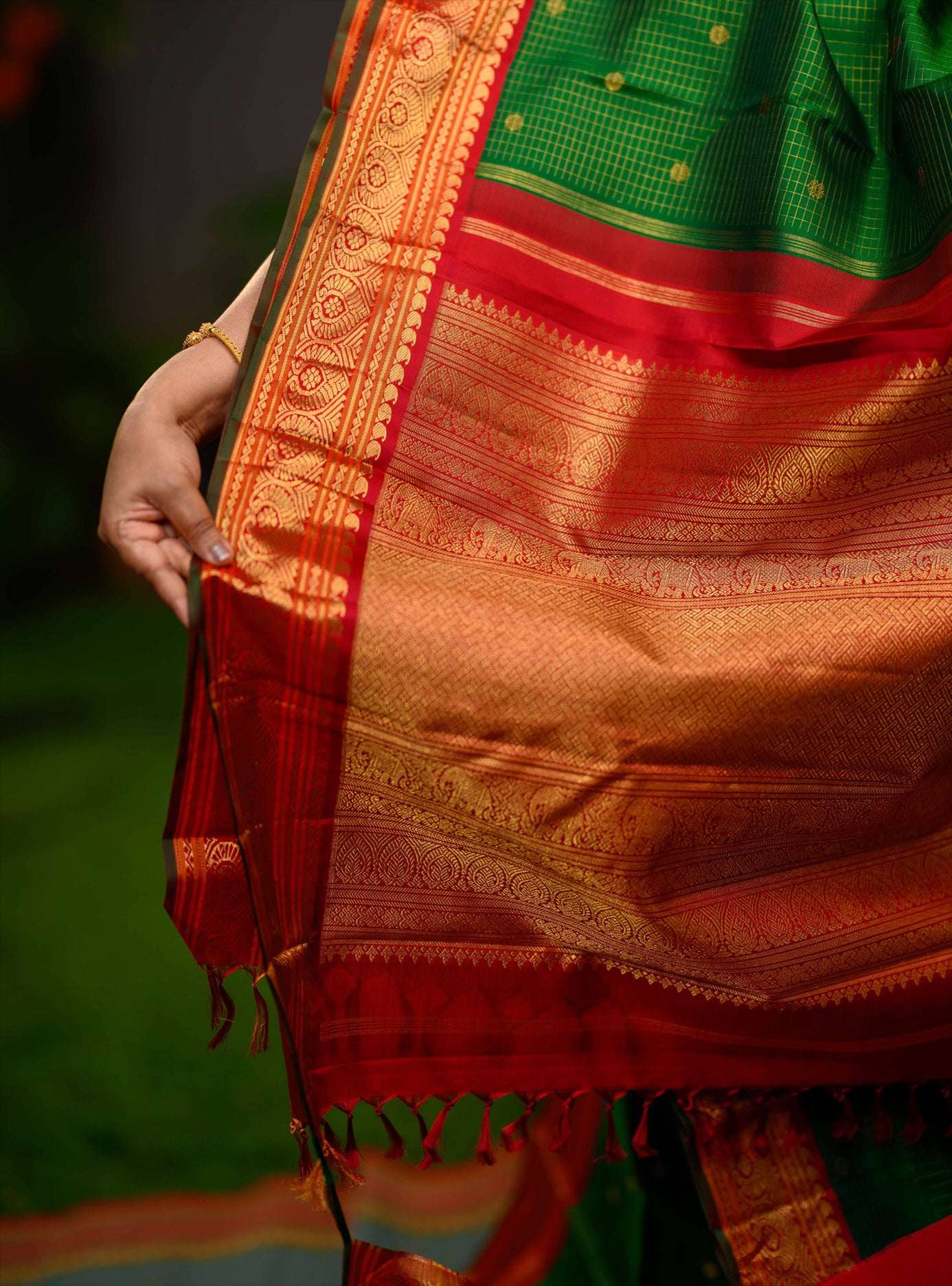 Zari kattam korvai Kanjivaram in Emerald green and Kalyana arakku.