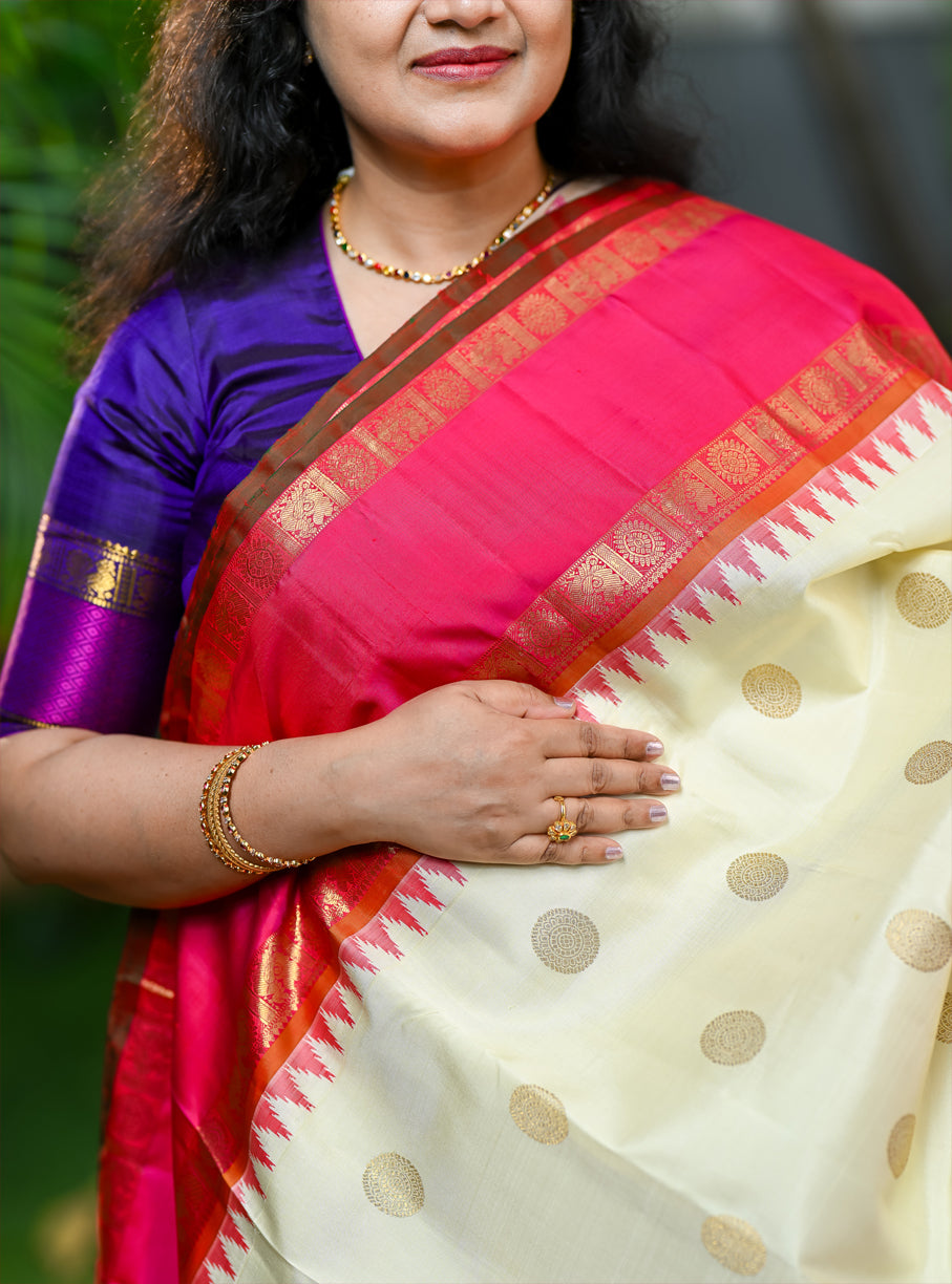 Handwoven Korvai Kanchivaram
Heritage Mayil, Chakram & Man (Deer) Motifs
Grand Rich Pure Zari Pallu