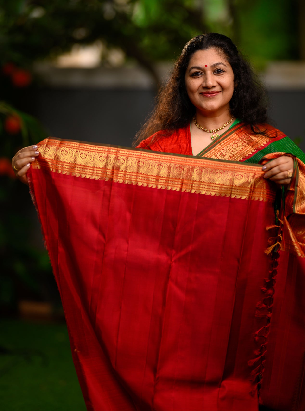 Zari kattam korvai Kanjivaram in Emerald green and Kalyana arakku.