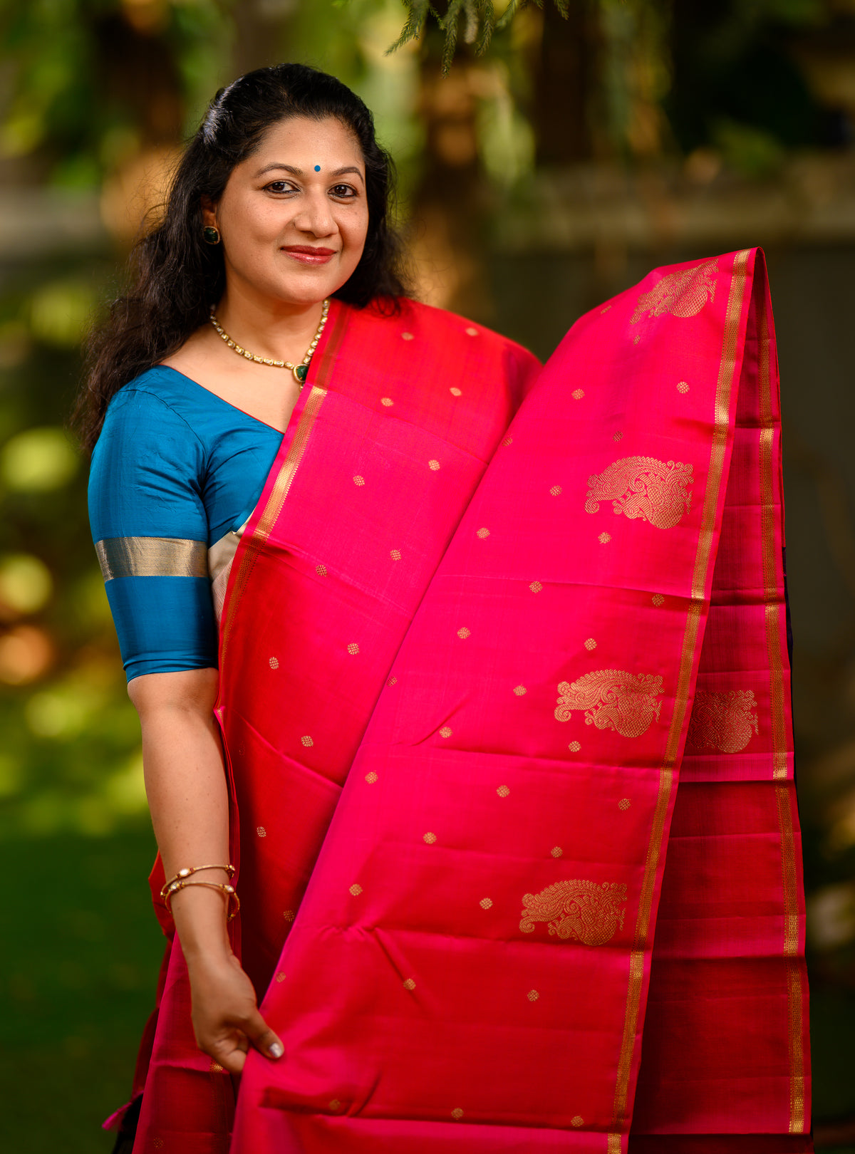 Beautiful pure silk, pure zari Beetu Butta Kanchivaram, in a gorgeous ruby pink with a contrasting midnight blue pallu