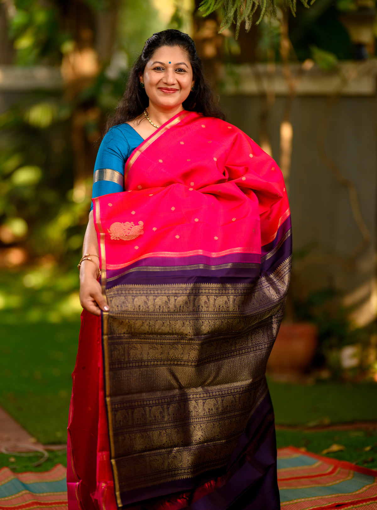 Beautiful pure silk, pure zari Beetu Butta Kanchivaram, in a gorgeous ruby pink with a contrasting midnight blue pallu