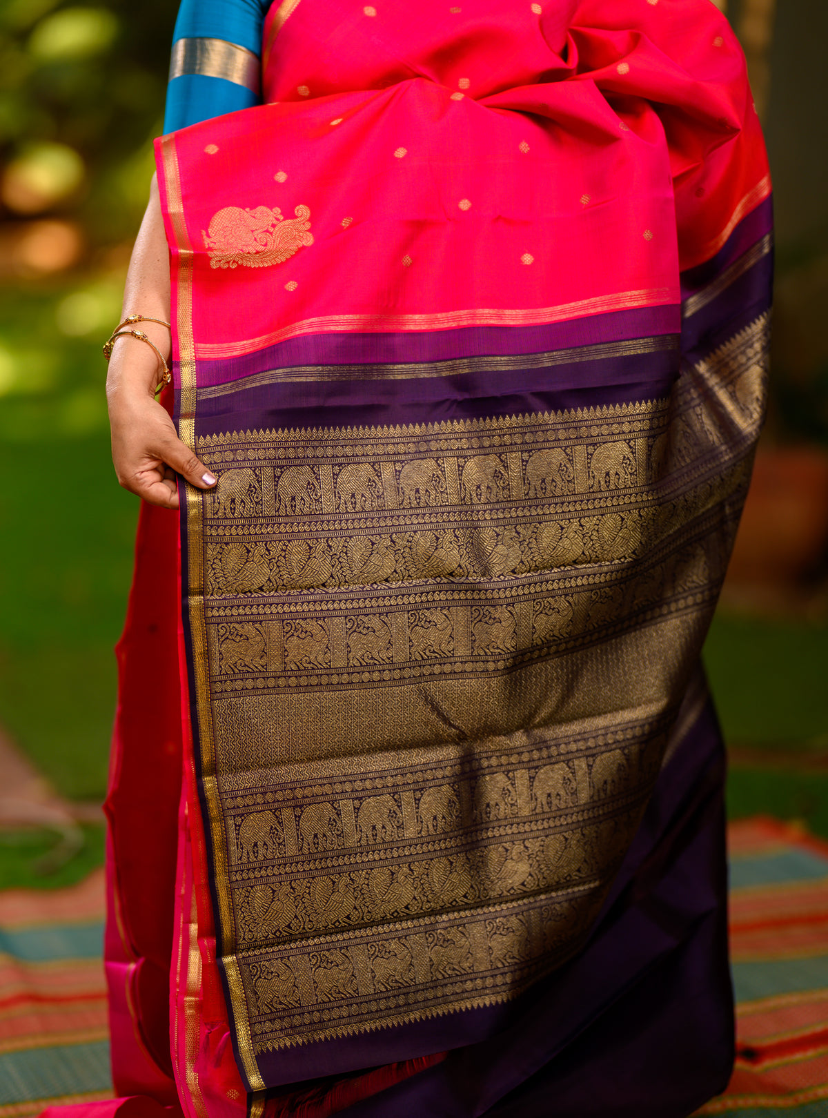 Beautiful pure silk, pure zari Beetu Butta Kanchivaram, in a gorgeous ruby pink with a contrasting midnight blue pallu