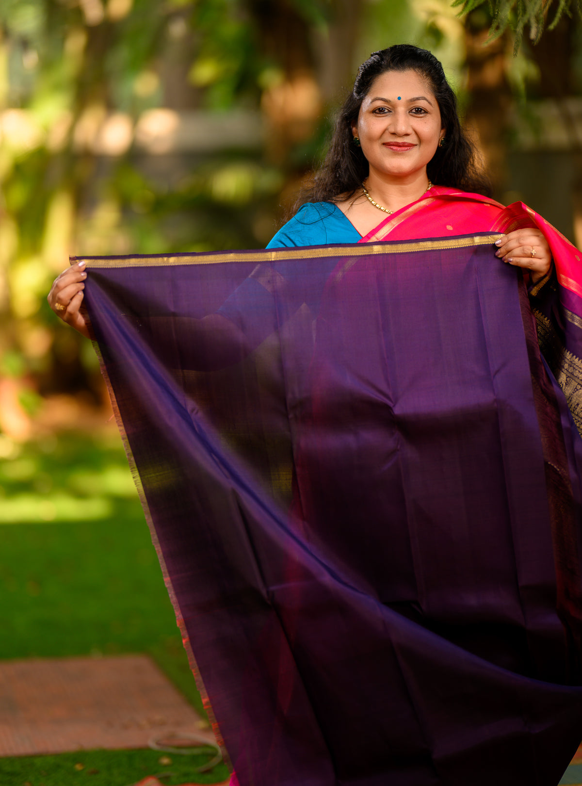 Beautiful pure silk, pure zari Beetu Butta Kanchivaram, in a gorgeous ruby pink with a contrasting midnight blue pallu