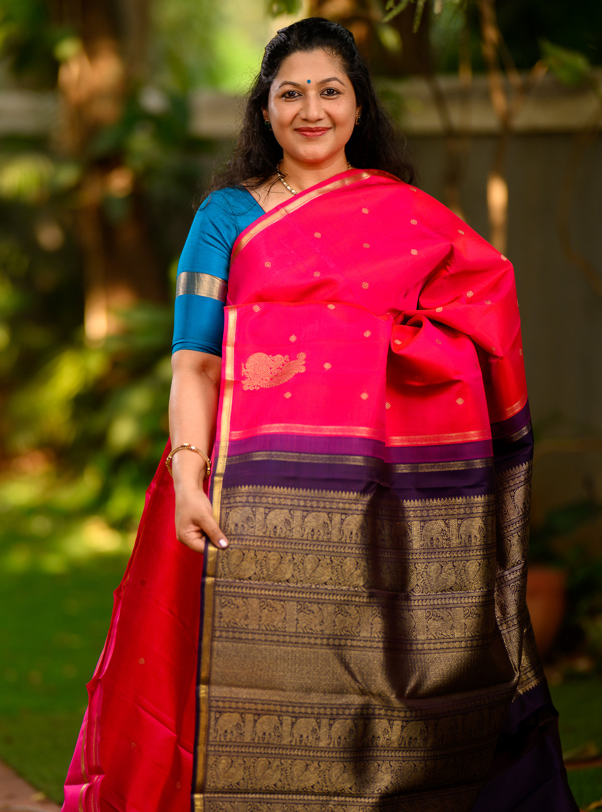 Beautiful pure silk, pure zari Beetu Butta Kanchivaram, in a gorgeous ruby pink with a contrasting midnight blue pallu