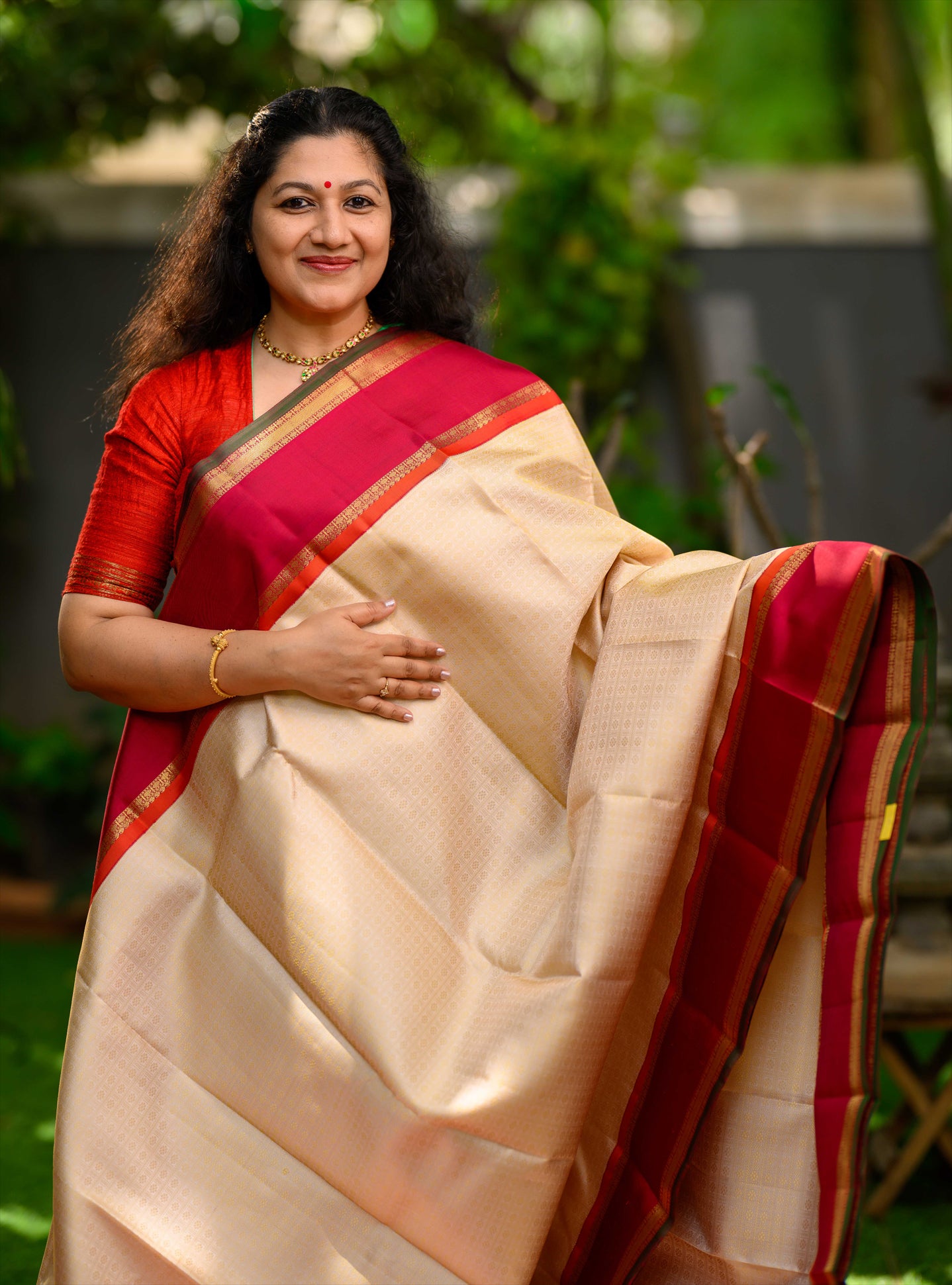 Laksham butta Korvai Kanjivaram in golden off white and pinkish red.