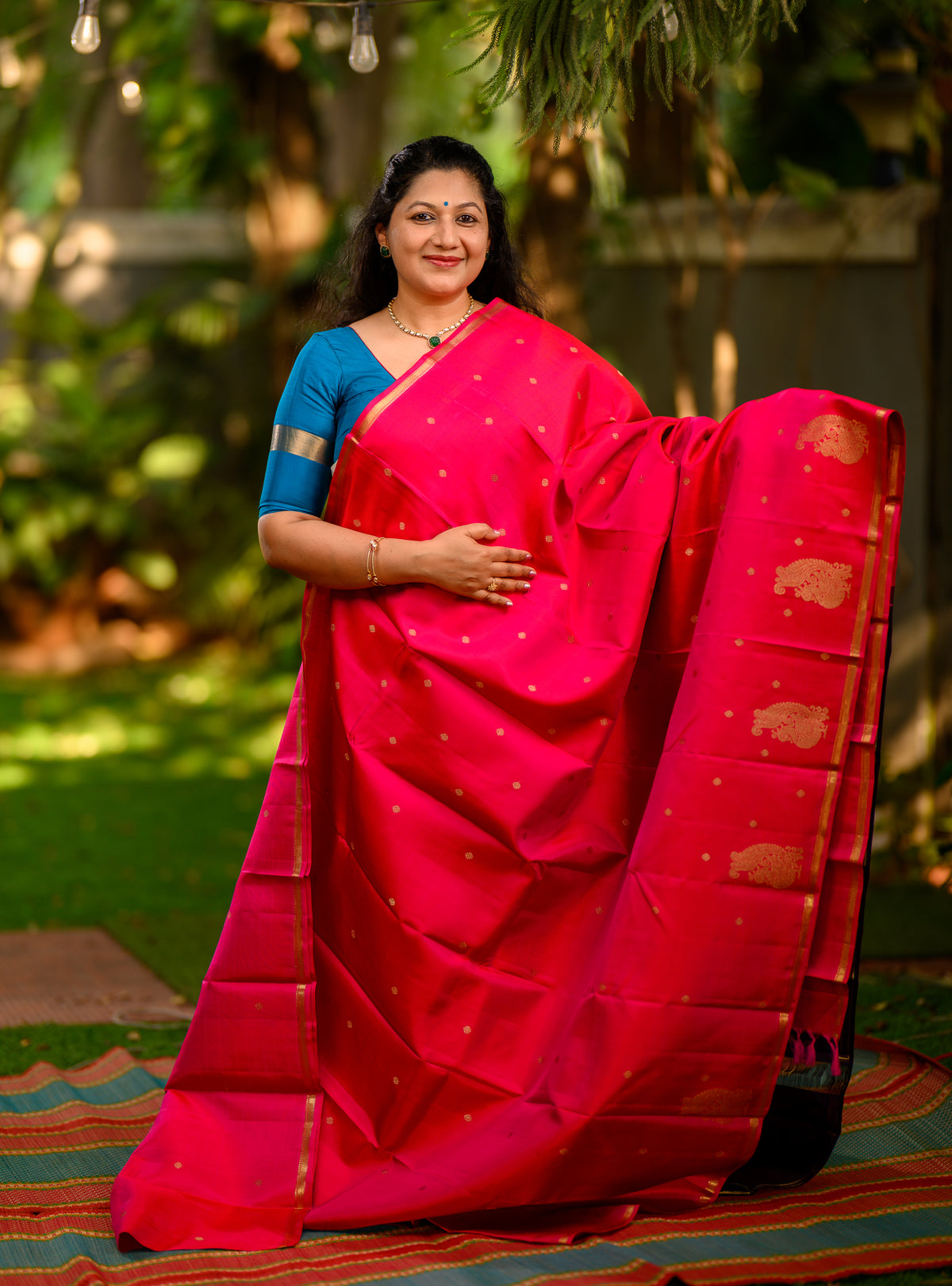 Beautiful pure silk, pure zari Beetu Butta Kanchivaram, in a gorgeous ruby pink with a contrasting midnight blue pallu