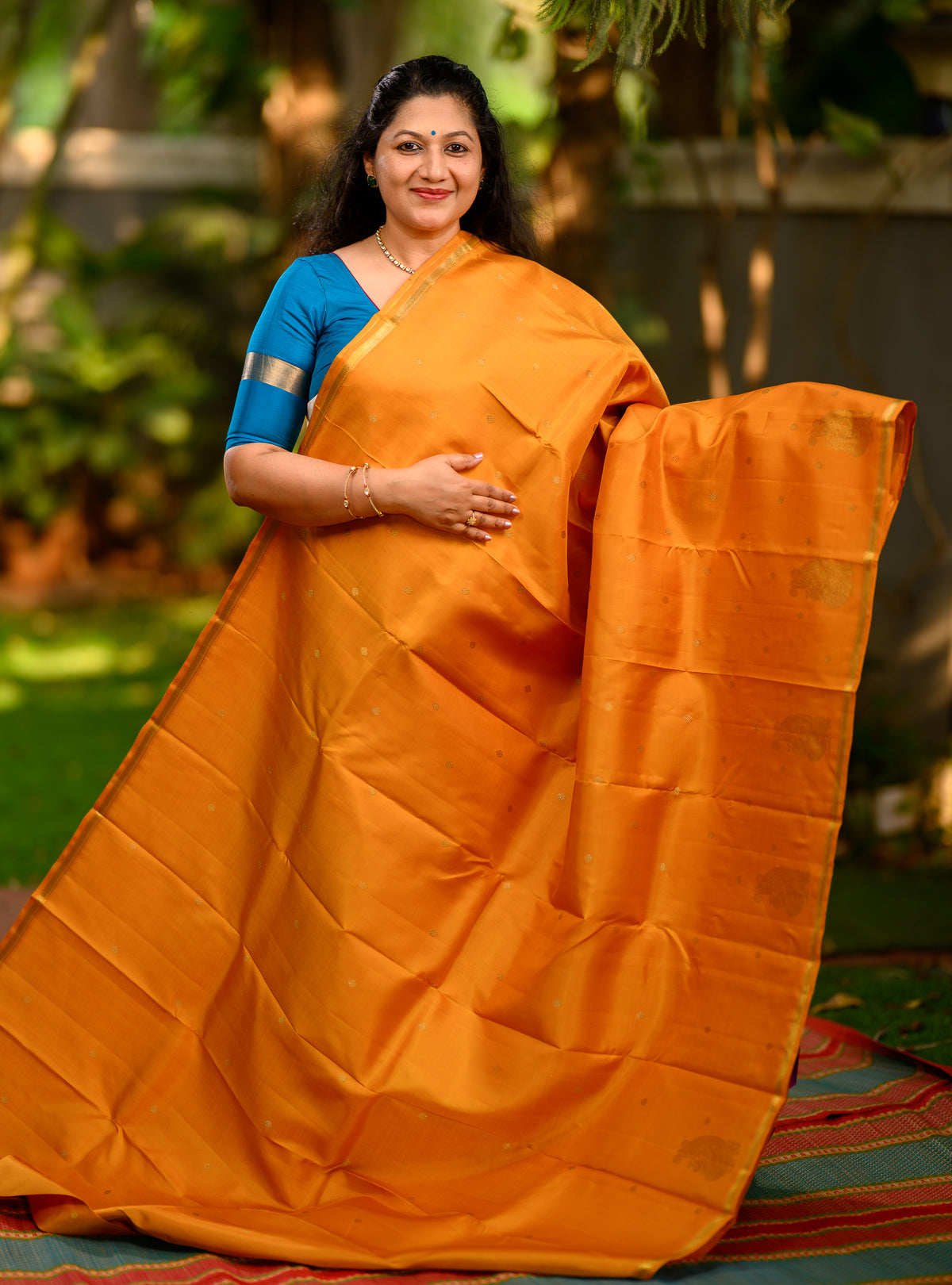 This is a gorgeous pure silk, pure zari Beetu Butta Kanchivaram in a rich mustard shade paired with a beautiful violet pallu.