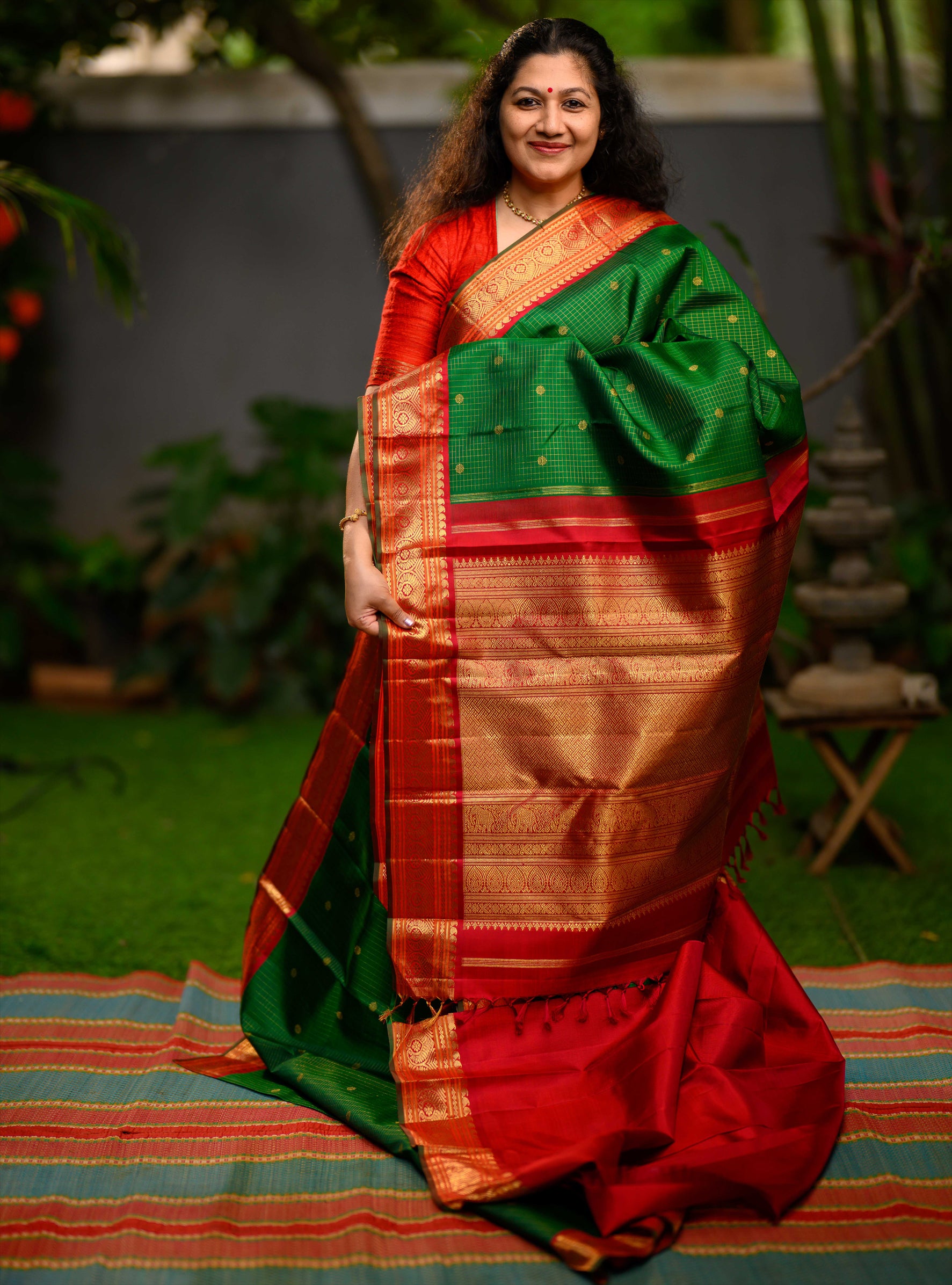 Zari kattam korvai Kanjivaram in Emerald green and Kalyana arakku.