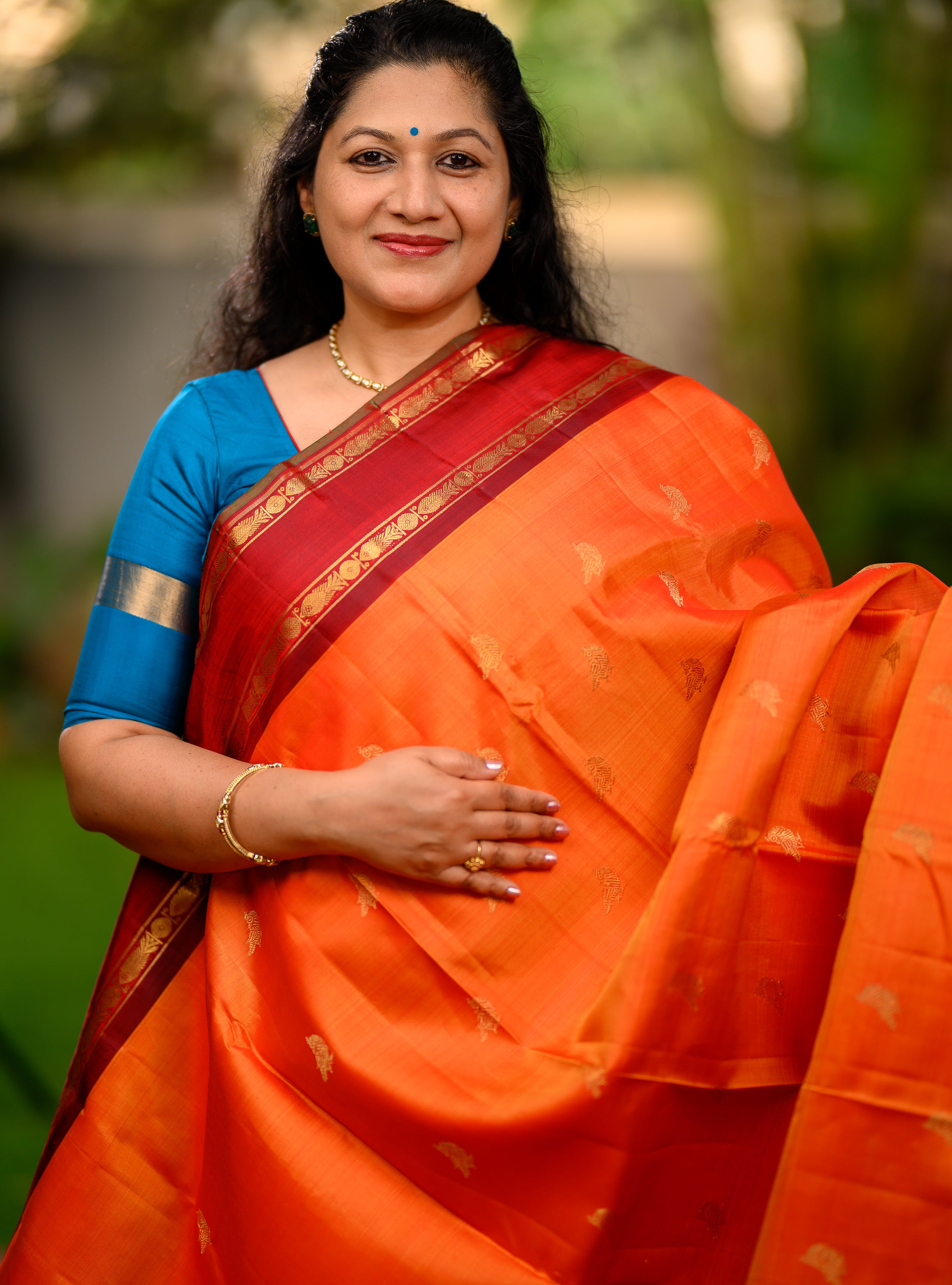 Semi Contrast Kanjivaram in Radiant Orange body with contrasting ennai arakku border