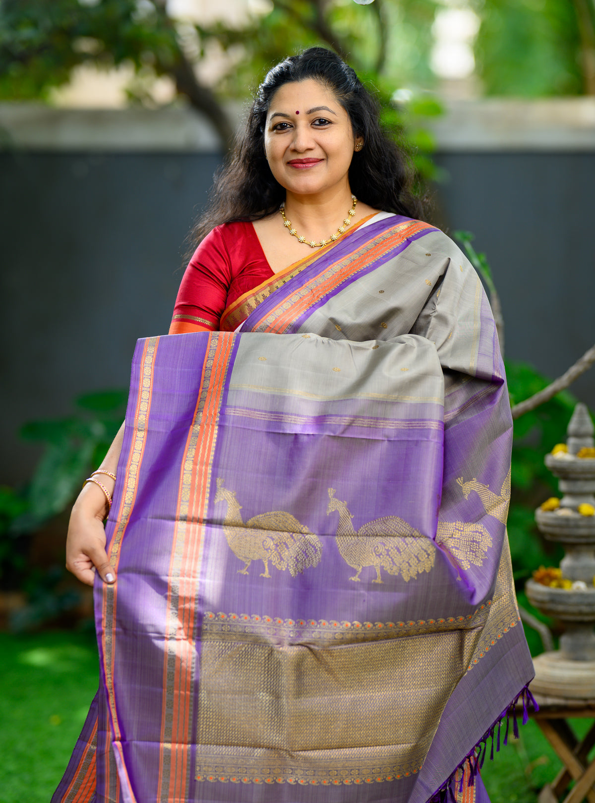 A beautiful pure silk, pure zari Kanchivaram in a lovely grey body with a beautiful dual-tone lilac border.