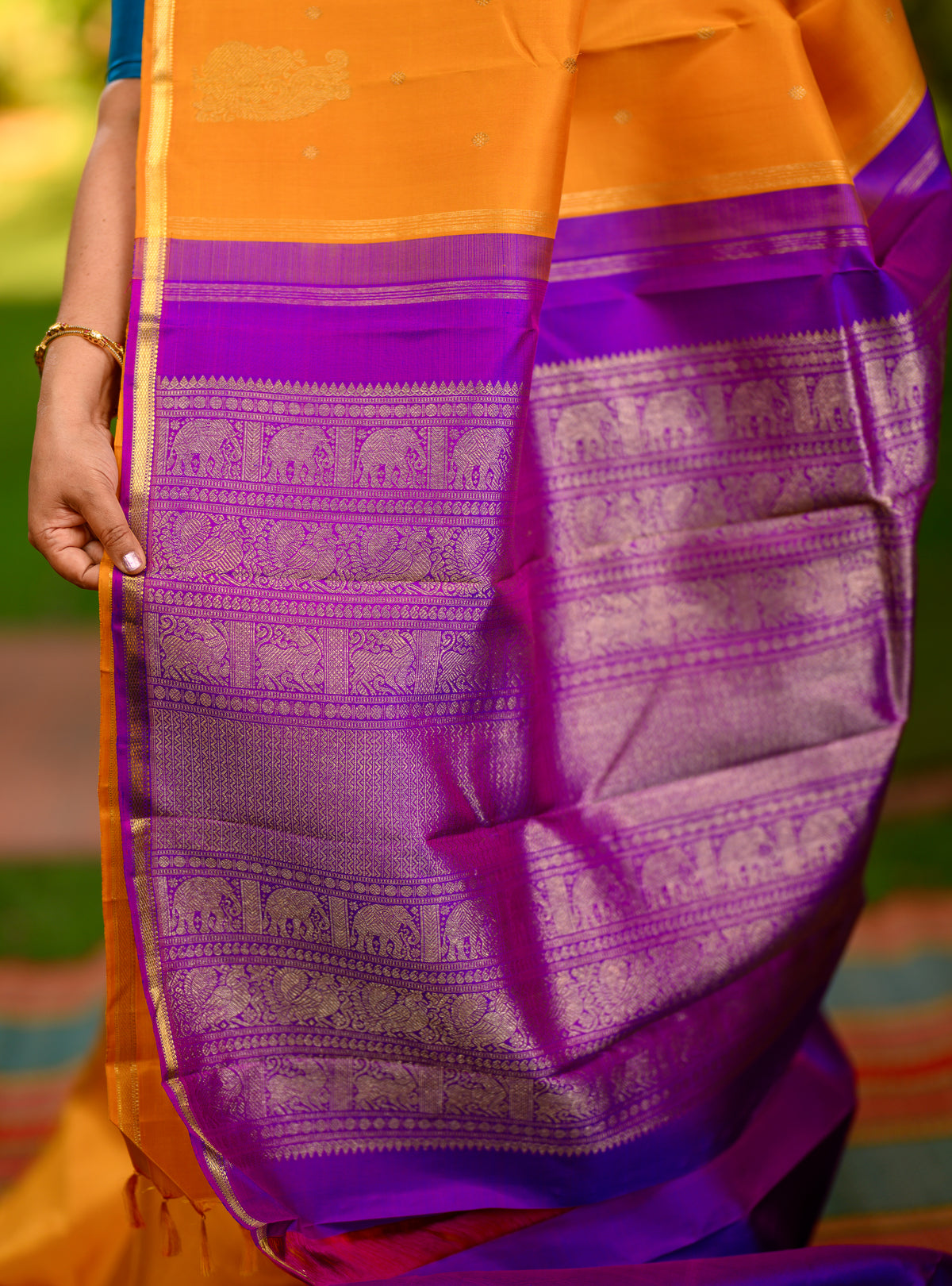 This is a gorgeous pure silk, pure zari Beetu Butta Kanchivaram in a rich mustard shade paired with a beautiful violet pallu.