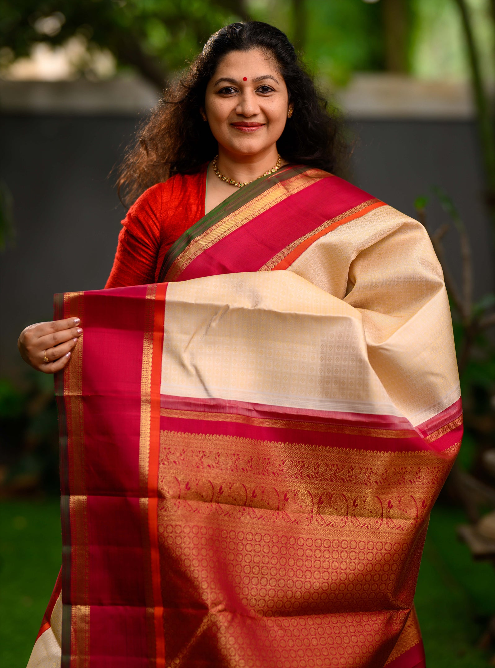 Laksham butta Korvai Kanjivaram in golden off white and pinkish red.